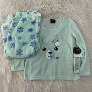 FAO Schwarz Girls NWT Cozy Christmas Pajama Set 4T Blue Snowflake